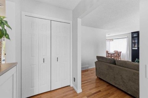 331 Queensland Circle Se, Calgary, AB - Indoor