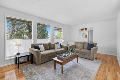 331 Queensland Circle Se, Calgary, AB - Indoor Photo Showing Living Room