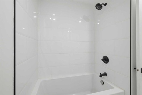307-8445 Broadcast Avenue Sw, Calgary, AB - Indoor Photo Showing Bathroom