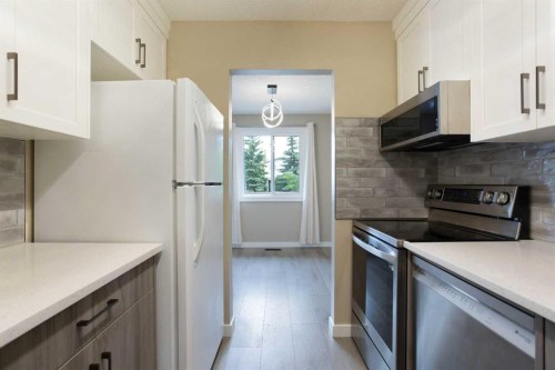 3627 Cedarille Drive Sw, Calgary, AB - Indoor Photo Showing Kitchen