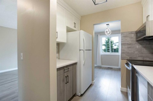 3627 Cedarille Drive Sw, Calgary, AB - Indoor Photo Showing Kitchen