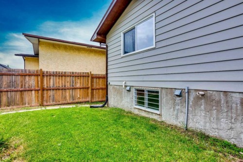 3627 Cedarille Drive Sw, Calgary, AB - Outdoor