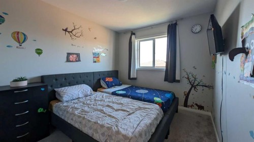 121 Carringvue Park Nw, Calgary, AB - Indoor Photo Showing Bedroom
