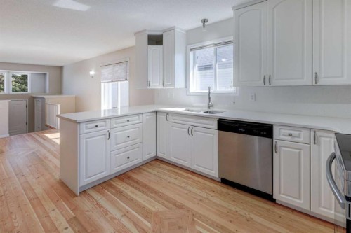 7 Canoe Close, Airdrie, AB 