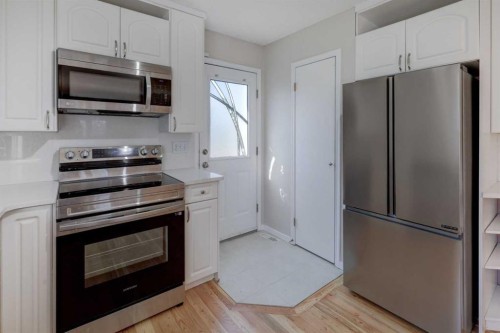 7 Canoe Close, Airdrie, AB 