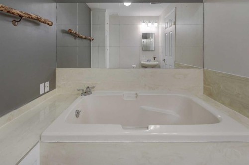 7 Canoe Close, Airdrie, AB 