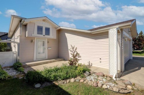 7 Canoe Close, Airdrie, AB 