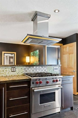 10220 Brookpark Boulevard Sw, Calgary, AB - Indoor Photo Showing Kitchen