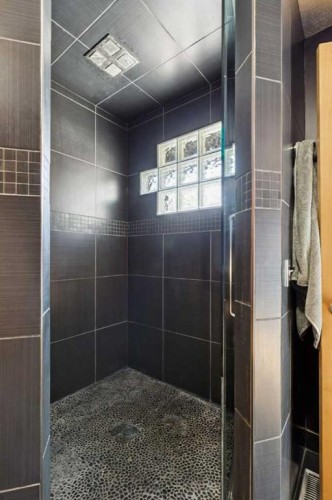 10220 Brookpark Boulevard Sw, Calgary, AB - Indoor Photo Showing Bathroom