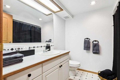 10220 Brookpark Boulevard Sw, Calgary, AB - Indoor Photo Showing Bathroom