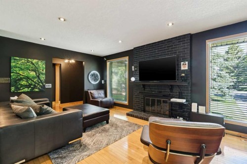 10220 Brookpark Boulevard Sw, Calgary, AB - Indoor Photo Showing Living Room