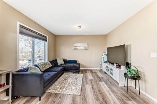 602-800 Yankee Valley Boulevard Se, Airdrie, AB - Indoor Photo Showing Living Room