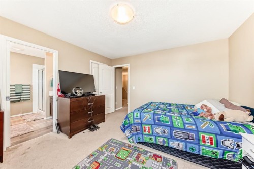 602-800 Yankee Valley Boulevard Se, Airdrie, AB - Indoor Photo Showing Bedroom