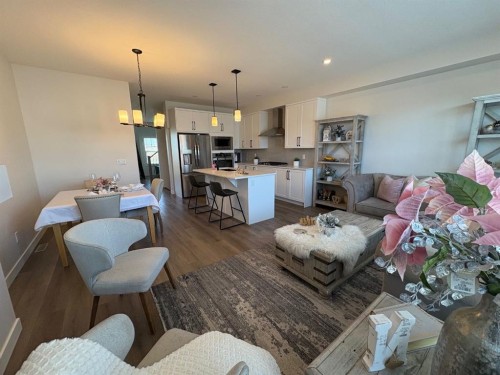 250 Alpine Avenue Sw, Calgary, AB - Indoor Photo Showing Living Room