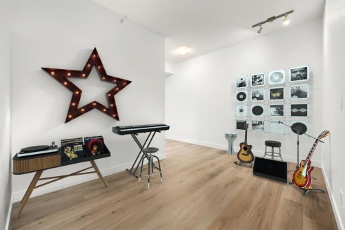 106-108 25 Avenue Sw, Calgary, AB - Indoor Photo Showing Other Room