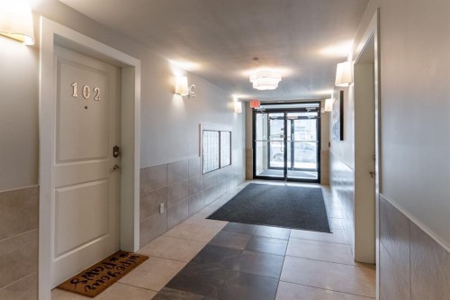 106-108 25 Avenue Sw, Calgary, AB - Indoor Photo Showing Other Room