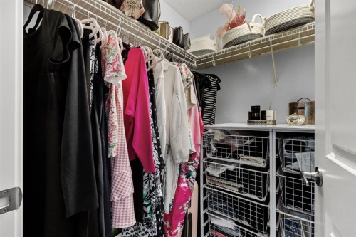106-108 25 Avenue Sw, Calgary, AB - Indoor With Storage