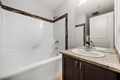 106-108 25 Avenue Sw, Calgary, AB - Indoor Photo Showing Bathroom