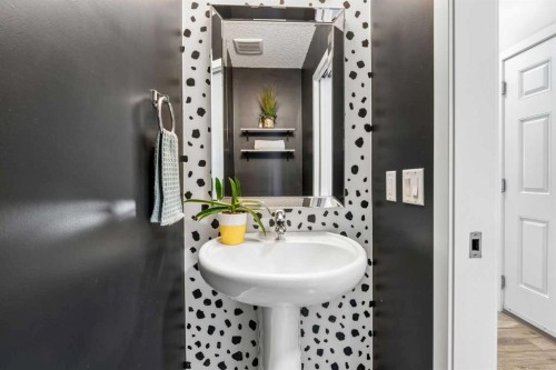 549 Hillcrest Road Sw, Airdrie, AB - Indoor Photo Showing Bathroom