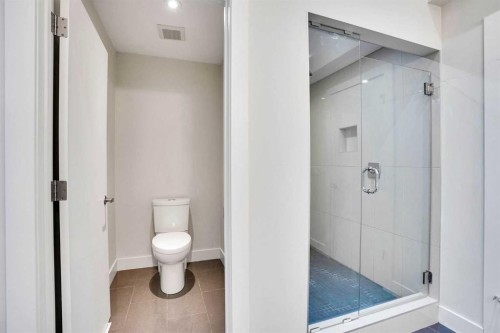 207-20 Brentwood Common Nw, Calgary, AB - Indoor Photo Showing Bathroom