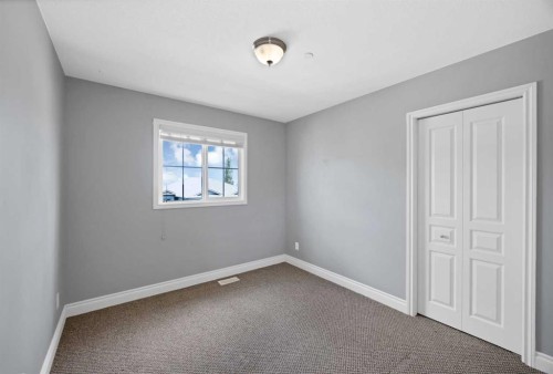 9 Mackenzie Way, Carstairs, AB 