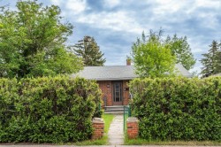 3136 46 Street SW Calgary, AB T3E 3W8