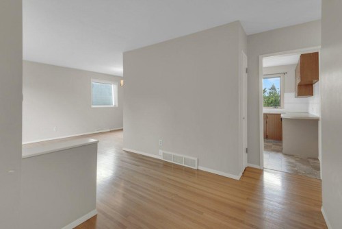 3136 46 Street Sw, Calgary, AB 