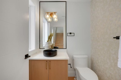 2825 30 Street Sw, Calgary, AB - Indoor Photo Showing Bathroom