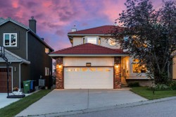 7 Signature Mews SW Calgary, AB T3H 2V6