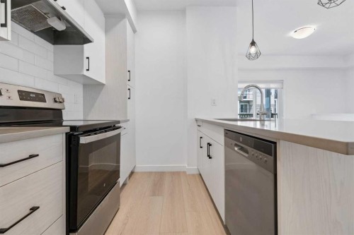 1001-24 Rivercrest Drive, Cochrane, AB - Indoor Photo Showing Kitchen