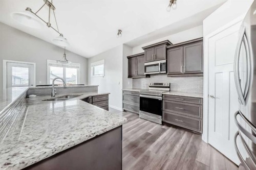 110 Cedar Square, Blackfalds, AB - Indoor Photo Showing Kitchen With Double Sink With Upgraded Kitchen