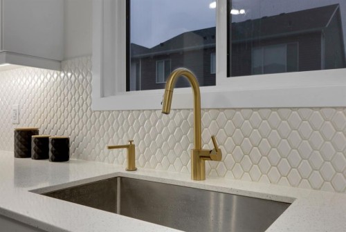 610 Southwinds Close Sw, Airdrie, AB - Indoor Photo Showing Kitchen
