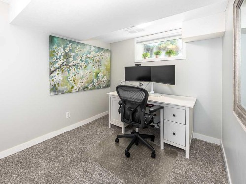 81 Somme Manor Sw, Calgary, AB 