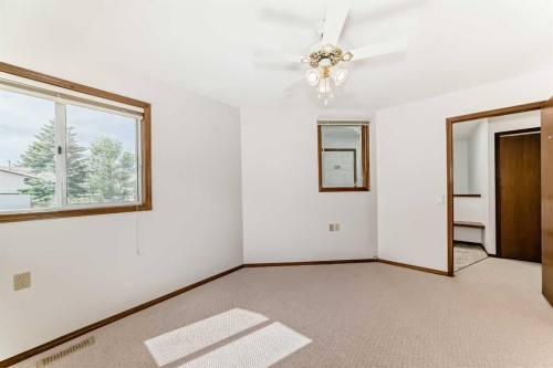 36 Woodside Close Nw, Airdrie, AB 