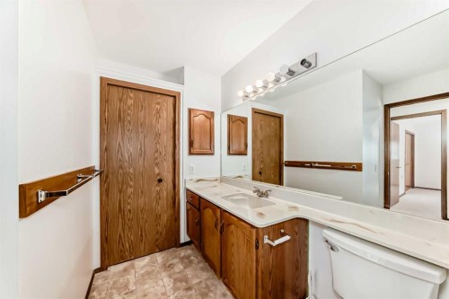 36 Woodside Close Nw, Airdrie, AB 