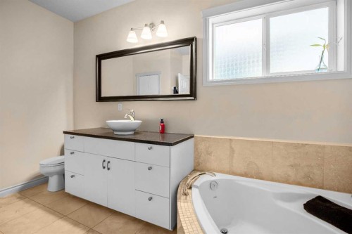 336 Butte Place, Stavely, AB - Indoor Photo Showing Bathroom