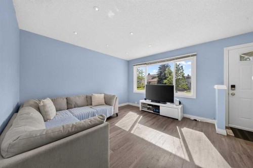 538 Woodbine Boulevard Sw, Calgary, AB - Indoor Photo Showing Living Room