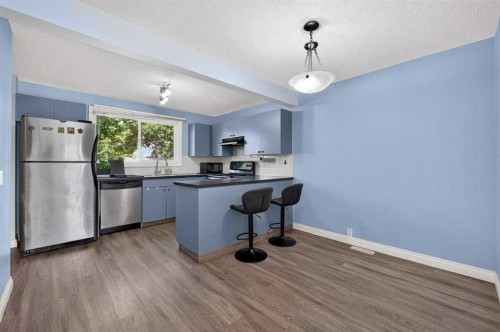 538 Woodbine Boulevard Sw, Calgary, AB - Indoor Photo Showing Kitchen