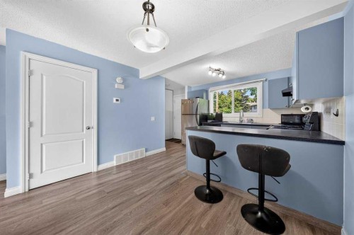 538 Woodbine Boulevard Sw, Calgary, AB - Indoor Photo Showing Kitchen