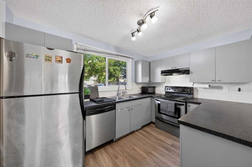 538 Woodbine Boulevard Sw, Calgary, AB - Indoor Photo Showing Kitchen With Stainless Steel Kitchen With Double Sink