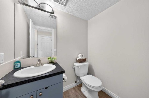 538 Woodbine Boulevard Sw, Calgary, AB - Indoor Photo Showing Bathroom