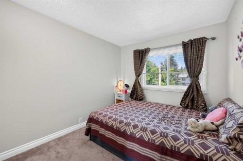538 Woodbine Boulevard Sw, Calgary, AB - Indoor Photo Showing Bedroom