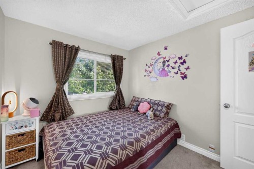 538 Woodbine Boulevard Sw, Calgary, AB - Indoor Photo Showing Bedroom