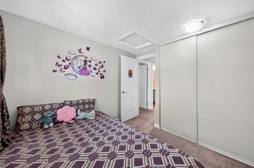 538 Woodbine Boulevard Sw, Calgary, AB - Indoor Photo Showing Bedroom