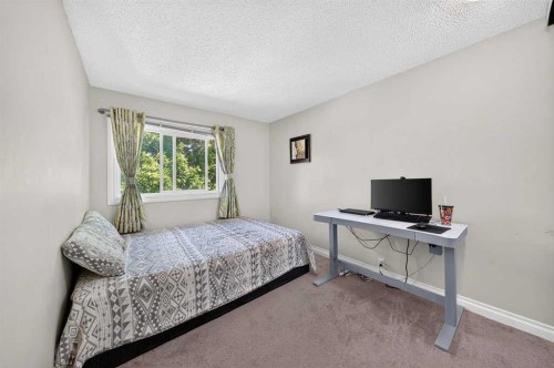 538 Woodbine Boulevard Sw, Calgary, AB - Indoor Photo Showing Bedroom