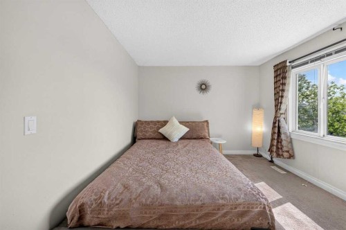 538 Woodbine Boulevard Sw, Calgary, AB - Indoor Photo Showing Bedroom