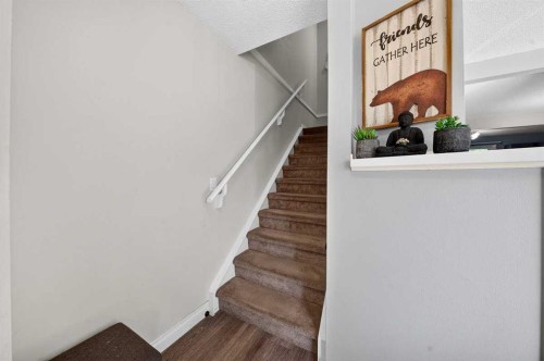 538 Woodbine Boulevard Sw, Calgary, AB - Indoor Photo Showing Other Room