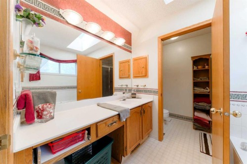 84 Shannon Way Sw, Calgary, AB 