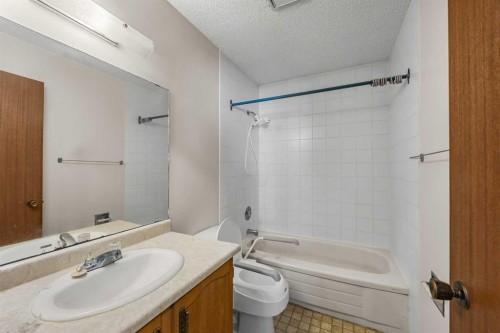 28 Sandstone Hill Nw, Calgary, AB 
