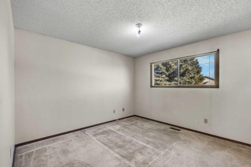 28 Sandstone Hill Nw, Calgary, AB 